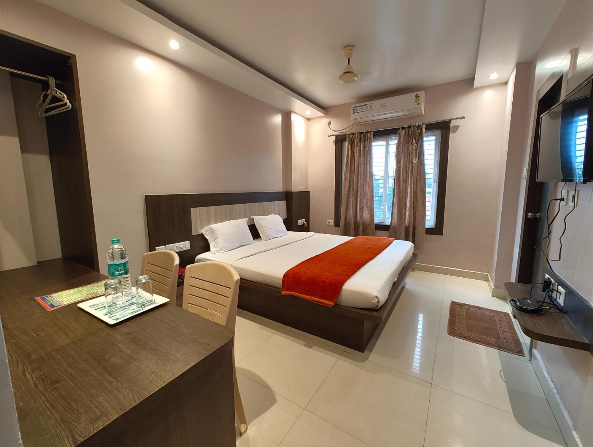 Hotel Home Town Puri Near Golden Beach And Temple - Fully-Air-Conditioned-With-Lift-Wifi-Home Style-Food Menu-And Parking Facilities - Book Now Exterior photo