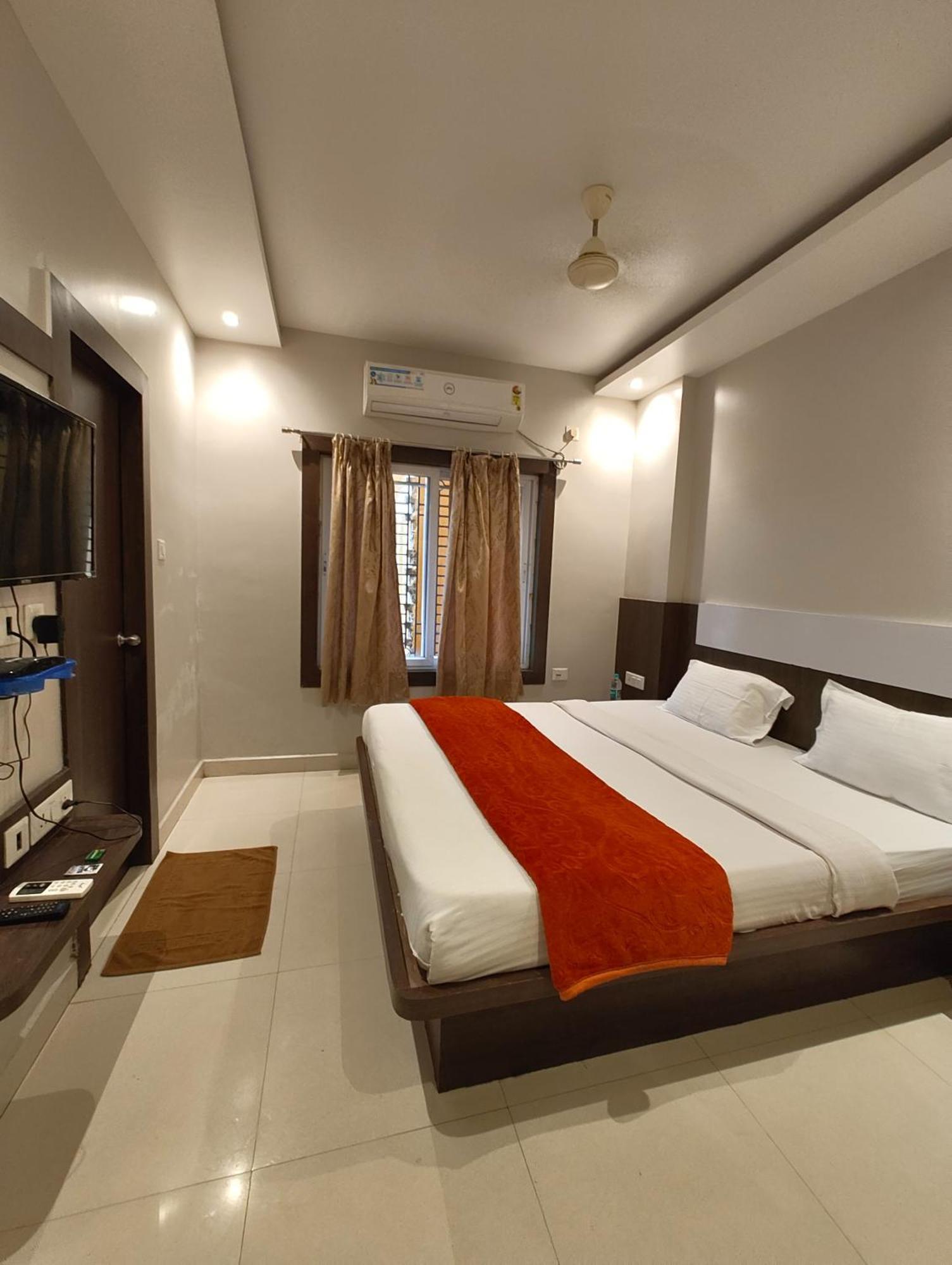 Hotel Home Town Puri Near Golden Beach And Temple - Fully-Air-Conditioned-With-Lift-Wifi-Home Style-Food Menu-And Parking Facilities - Book Now Exterior photo