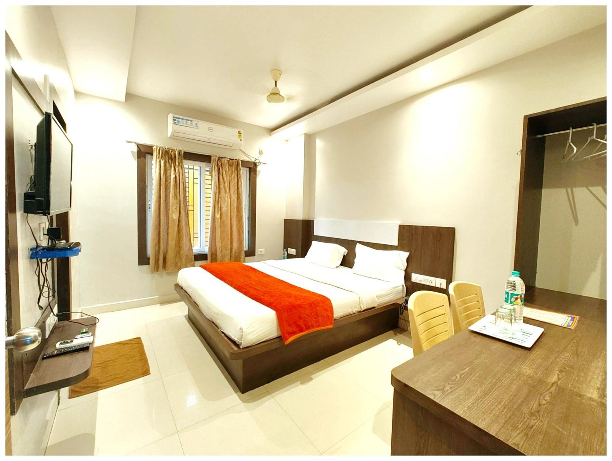 Hotel Home Town Puri Near Golden Beach And Temple - Fully-Air-Conditioned-With-Lift-Wifi-Home Style-Food Menu-And Parking Facilities - Book Now Exterior photo